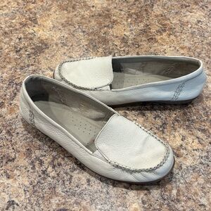 Size 11 Wide Leather Loafer Hush Puppies